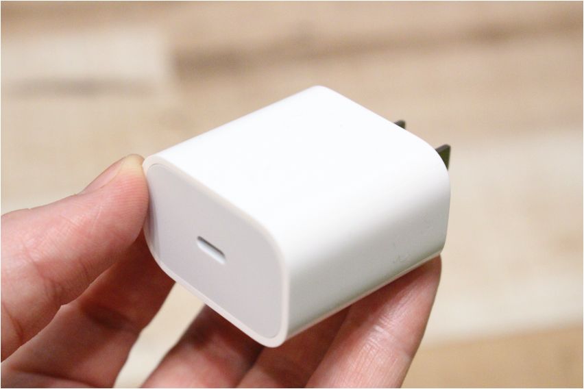 Apple純正『20W USB-C』充電器を開封する手のひらに乗るサイズ