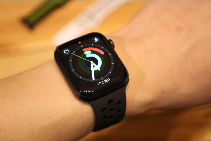 『Meliya』 Apple Watch シリコンスポーツバンドを装着黒色