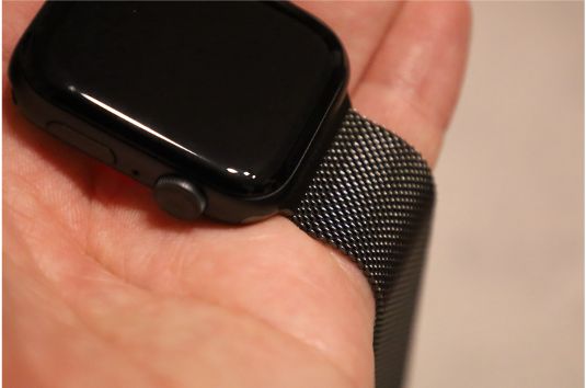 【比較レビュー】Apple Watchの1,000円BRGミラネーゼループバンド購入。純正バンドと比較手に持ってみる３