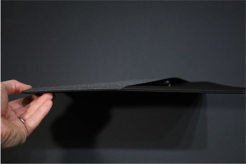 NATIVE UNION Stow Slim Sleeve MacBook Air-Pro用の充電器を入れても厚みあまり変わらず