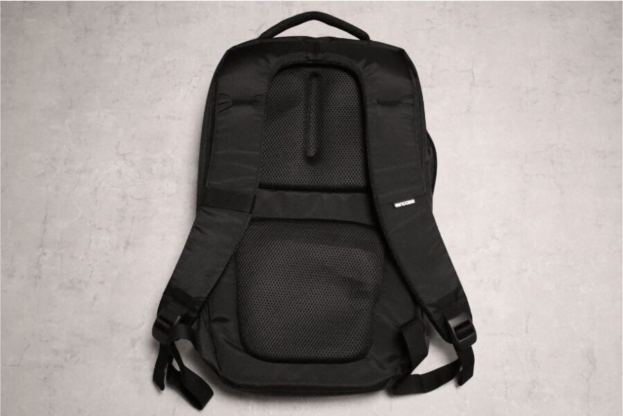 Incase Nylon Backpack本体背面画像