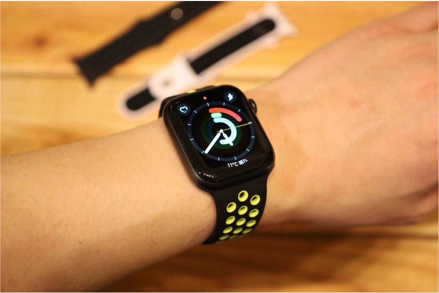 『Meliya』 Apple Watch シリコンスポーツバンドを装着黒緑1
