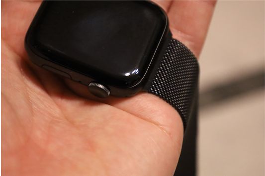 【比較レビュー】Apple Watchの1,000円BRGミラネーゼループバンド購入。純正バンドと比較手に持ってみる４