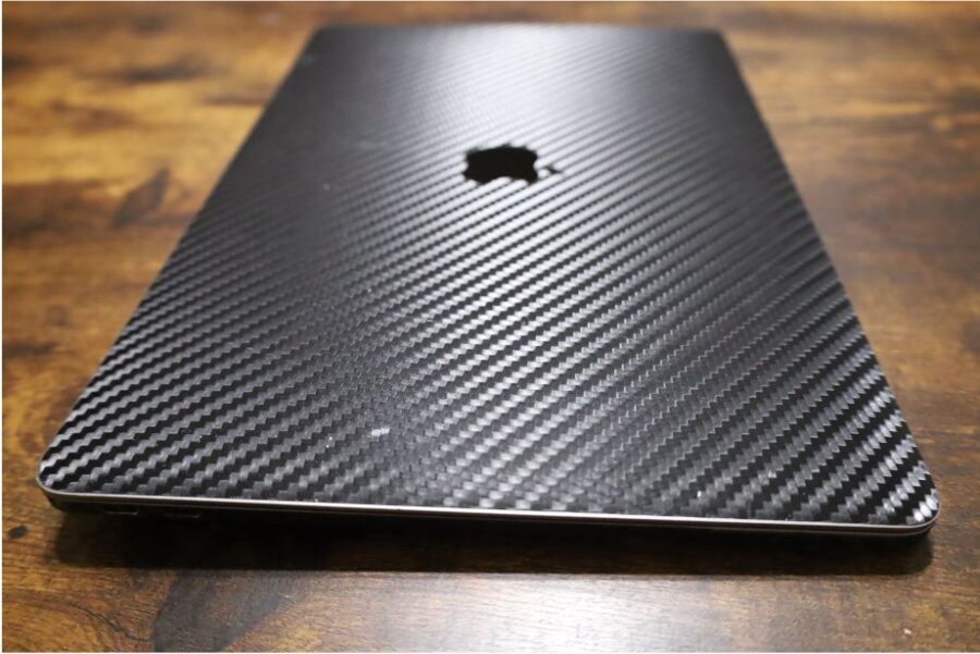 Wraplus for MacBook スキンシールを1年半利用後の横からの画像