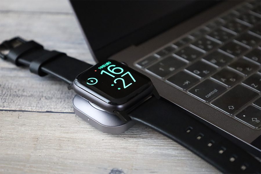 Satechi USB-C Apple Watch 充電ドッグに革バンドのApple Watch