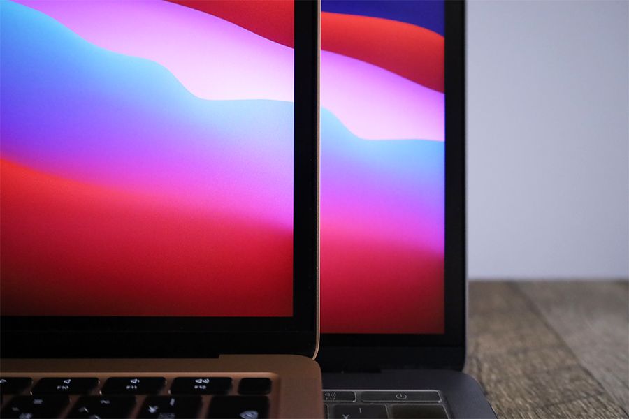 M1 MacBook AirとMacBook Proの画面を近くで確認Airのほうが気持ち明るい