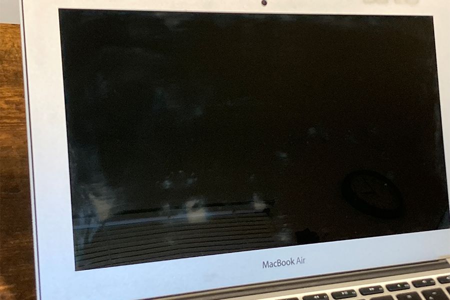 フィルムなしで長期間使用したMacBook Airの画面