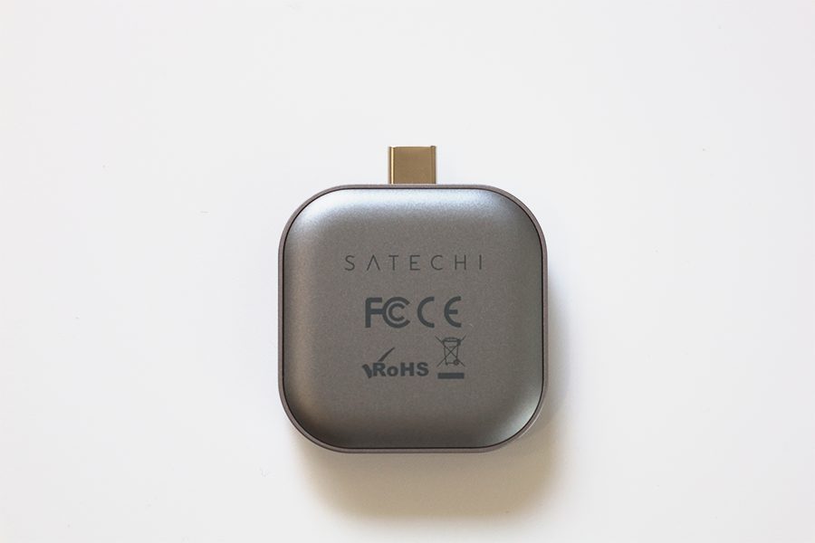 Satechi USB-C Apple Watch 充電ドックの本体外観表面