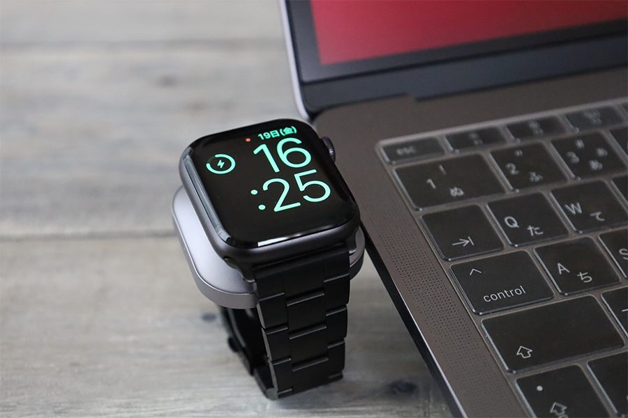 Satechi USB-C Apple Watch 充電ドックでバンドが開くタイプじゃないときはスタンドなどで角度が必要2