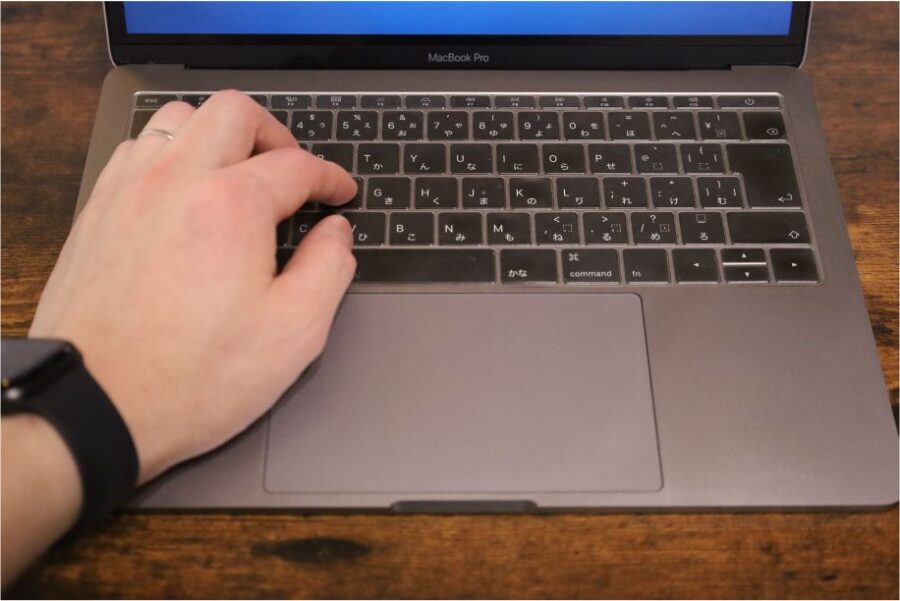 Bluelounge Kickflipを装着したMacBookは打鍵しやすい