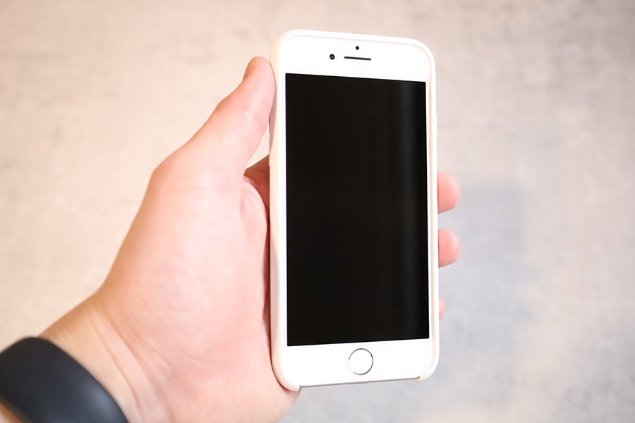 iPhoneApple純正のホワイトシリコンケースとiPhoneの画面側の状態