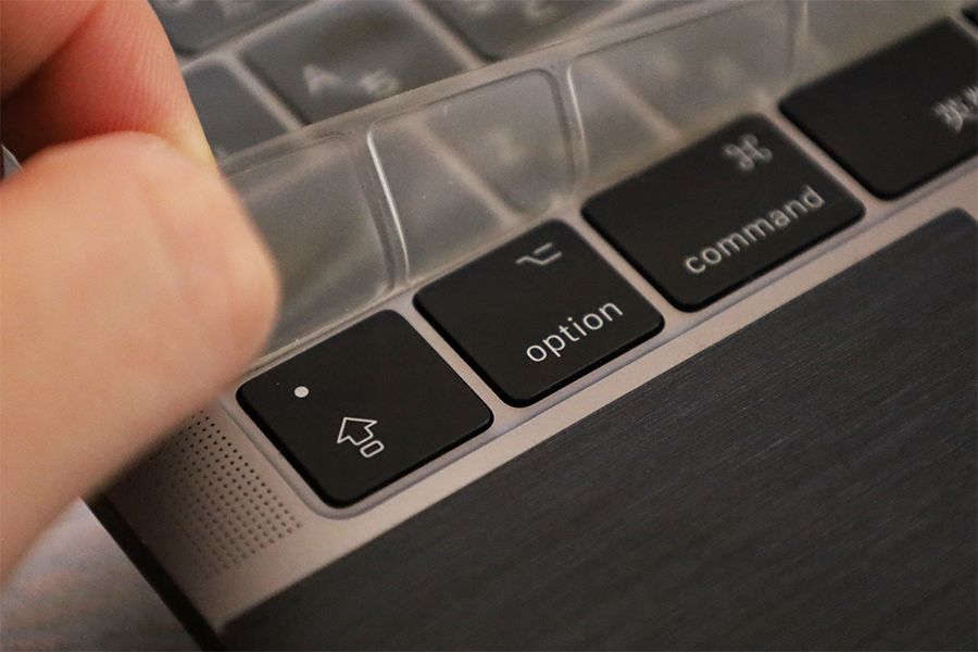何も装着していないときのMagic　Keyboardはクリアなブラック