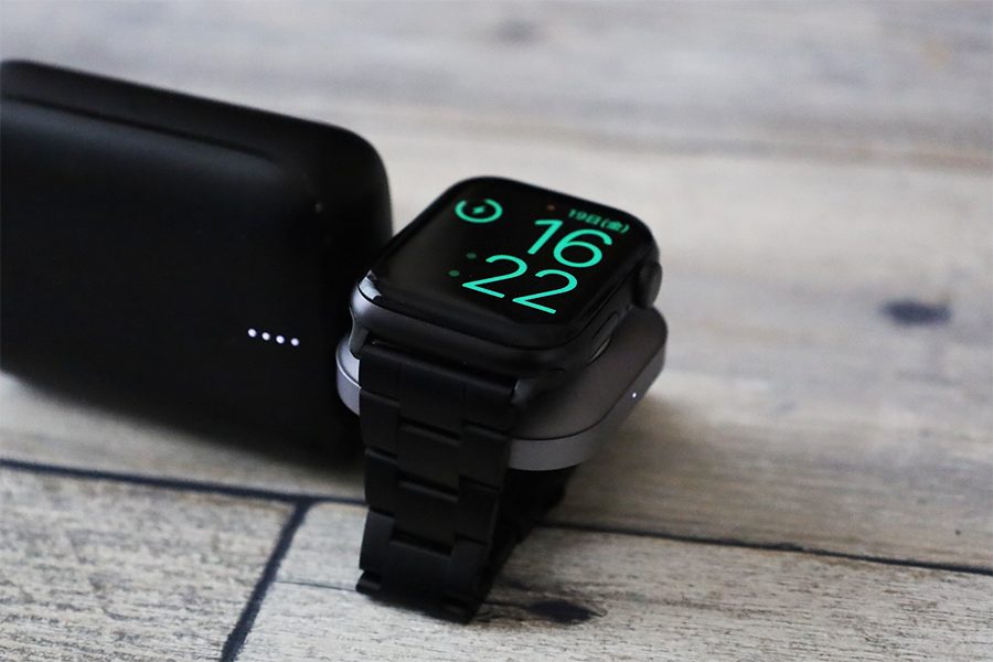Satechi USB-C Apple Watch 充電ドックとモバイルバッテリーでApple Watchを充電している状態