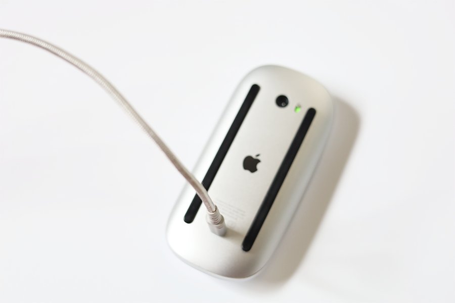 MacのMagicMouse2を使用していた人は滑稽な充電方法から逃れることが可能になる