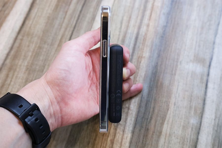 Anker PowerCore Magnetic 5000の薄さとiPhone12の薄さは倍くらい違う
