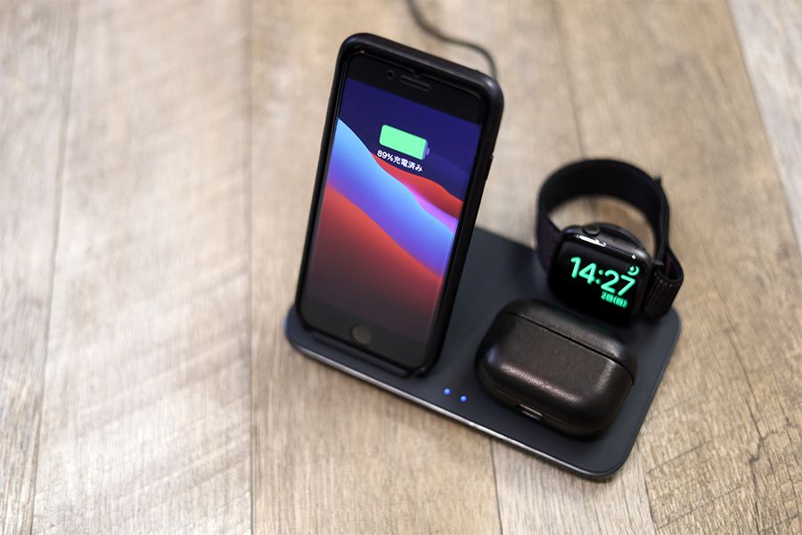 Anker PowerWave+ 3-in-1 Stand with Watch Holderの3台同時充電が可能