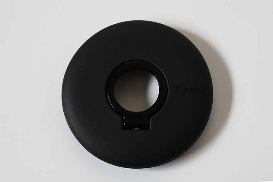 Belkin Apple Watch充電スタンド F8J218BT-Aはちょうど中央に円形の穴がある