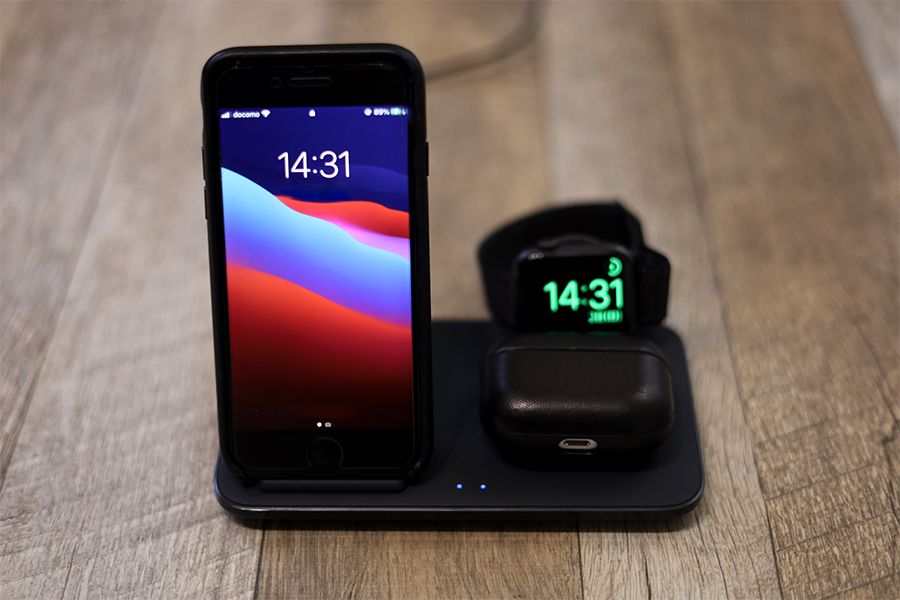 Anker PowerWave+ 3-in-1 Stand with Watch Holderの充電スタンド前面から
