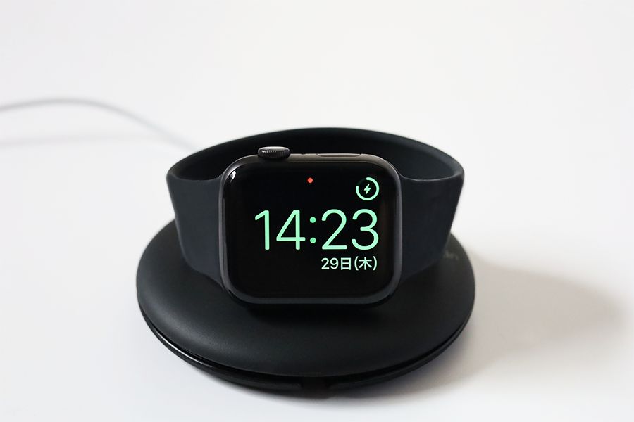 Belkin Apple Watch充電スタンド F8J218BT-Aで充電中の状態