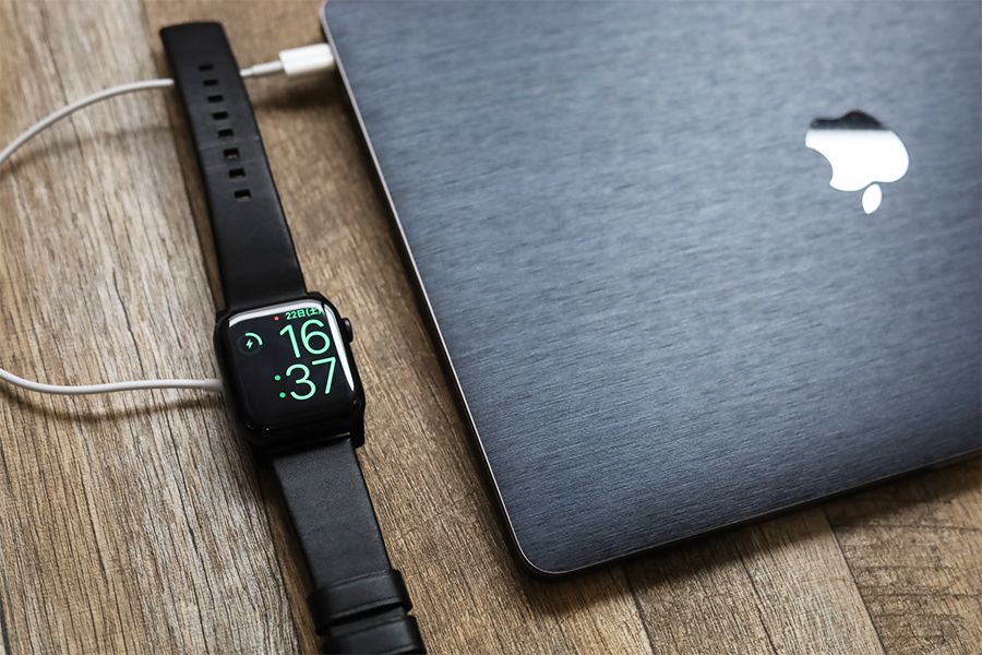 Apple Watch 磁気充電ケーブル「0.3m」はMacBookでも充電しやすい