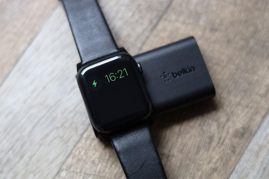 Belkin BOOST CHARGE Apple Watch用モバイルバッテリー横置きで充電