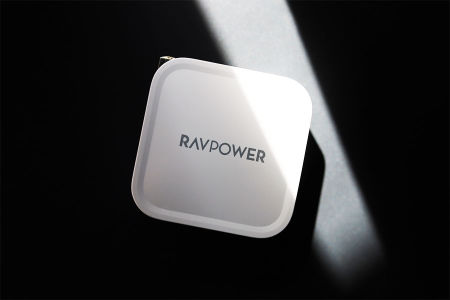 RAVPower RP-PC112の特徴は最大61WでApple純正充電器の約半分のサイズ