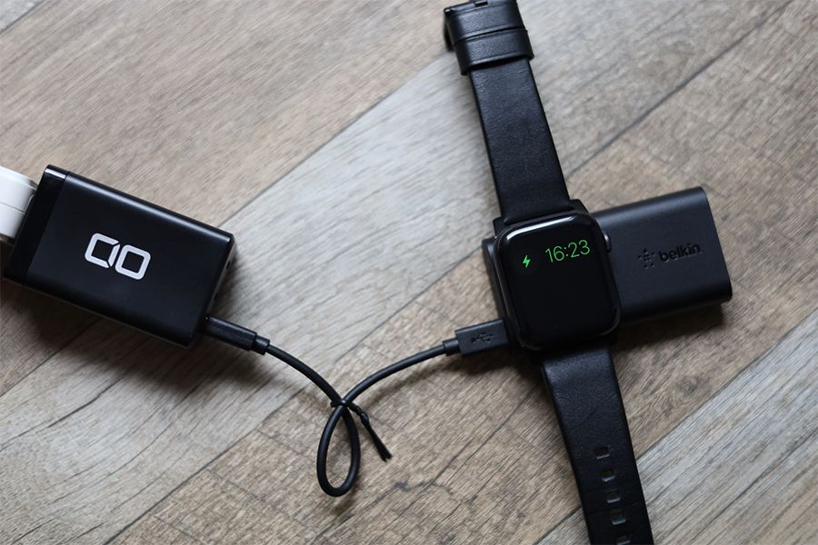 Belkin BOOST CHARGE Apple Watch用モバイルバッテリーは本体充電しながら