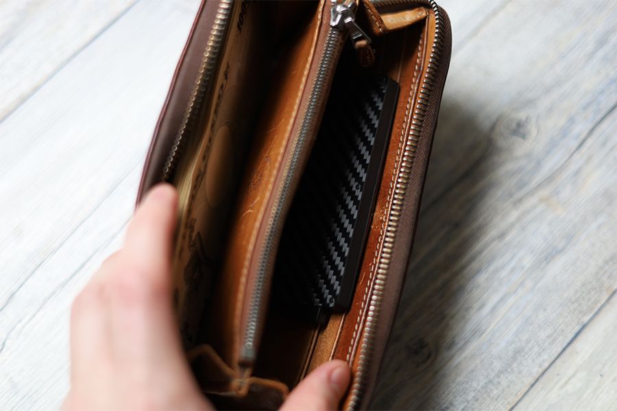 Zeprion クレカスキミング防止のスライド式ケースは長財布に入れて使用できる