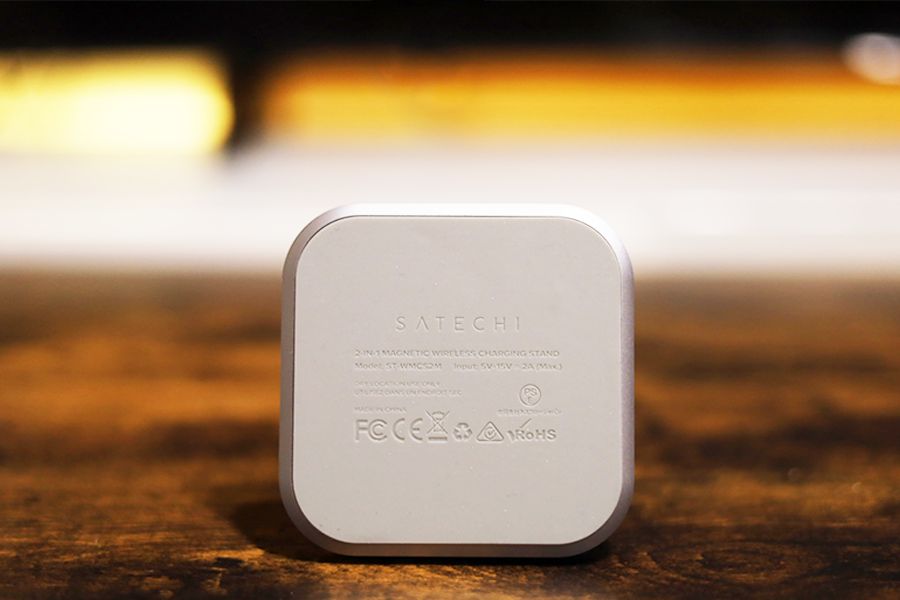 Satechi 2-in-1　MAGNETIC WIRESS CHARGING STANDの裏面が滑り止め