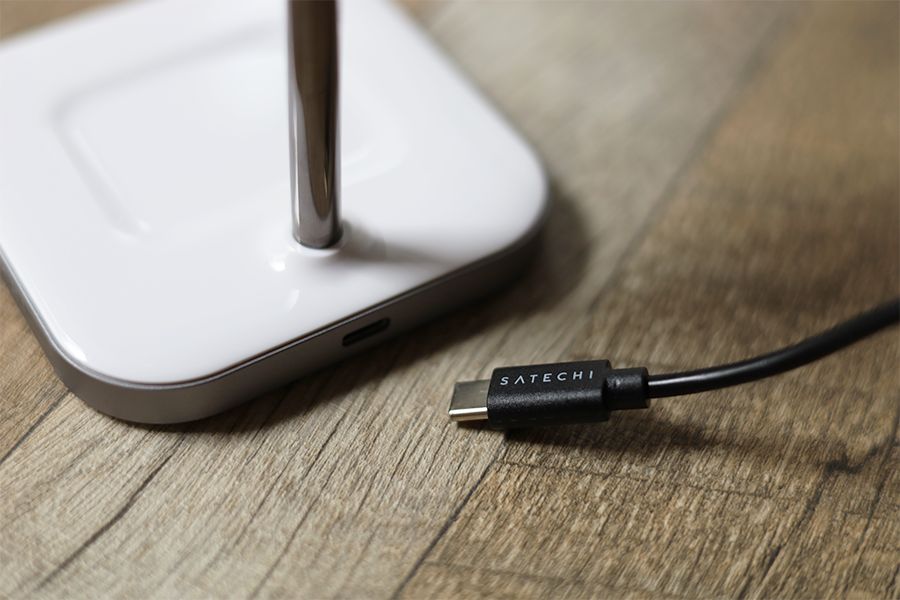 Satechi 2-in-1　MAGNETIC WIRESS CHARGING STANDは付属のケーブルを差し込むだけ