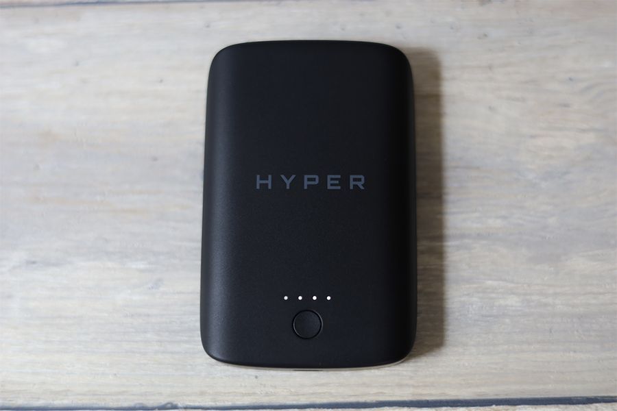 HyperJuice Magnetic Wireless Battery Packマグネットワイヤレスモバイルバッテリーの電源ボタンをおすとLEDインジケーターが光る