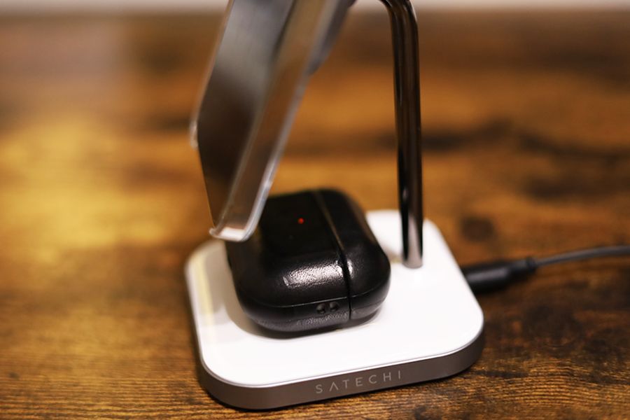 Satechi 2-in-1　MAGNETIC WIRESS CHARGING STANDは土台部分に置くとすぐにAirPodsProが充電できる