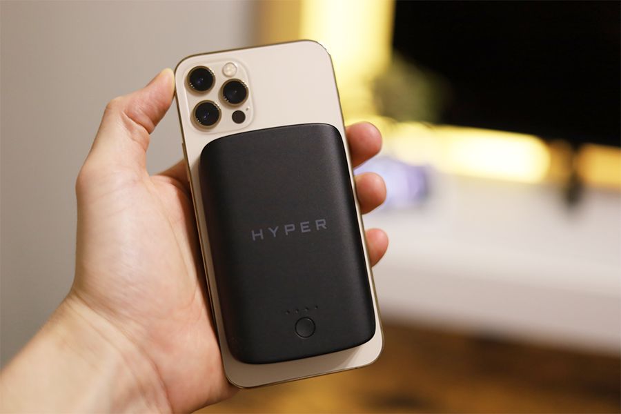 HyperJuice Magnetic Wireless Battery PackをiPhoneに装着下状態