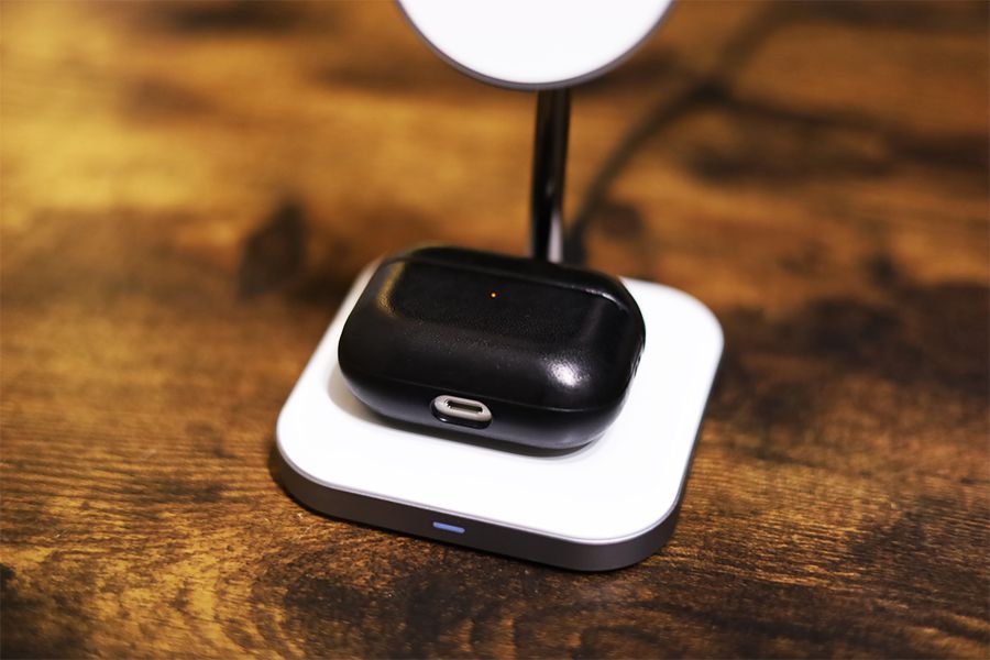 Satechi 2-in-1　MAGNETIC WIRESS CHARGING STANDはAirPods充電時の様子