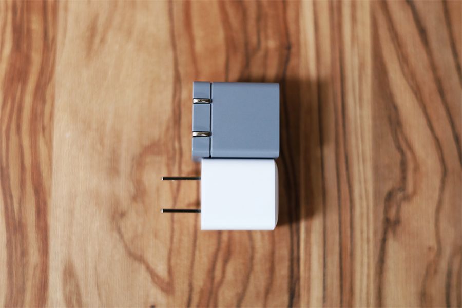 DIGIFORCE 20W USB PD Fast ChargerとAnker比較プラグ部分を引っ込めるとデジフォースの方が小さい