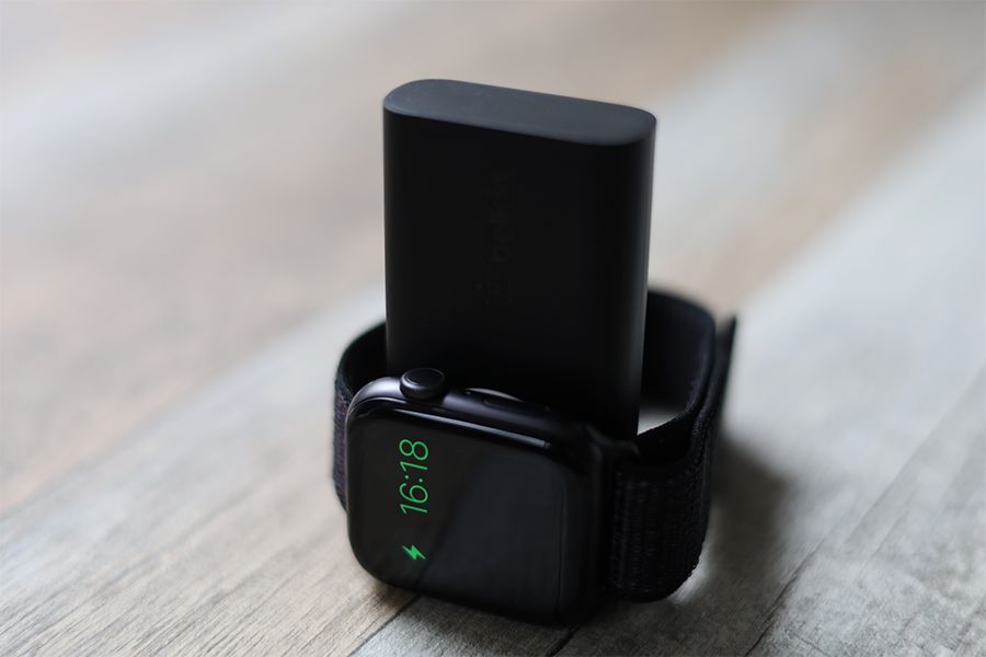 Belkin BOOST CHARGE Apple Watch用モバイルバッテリーは建てて充電もできる