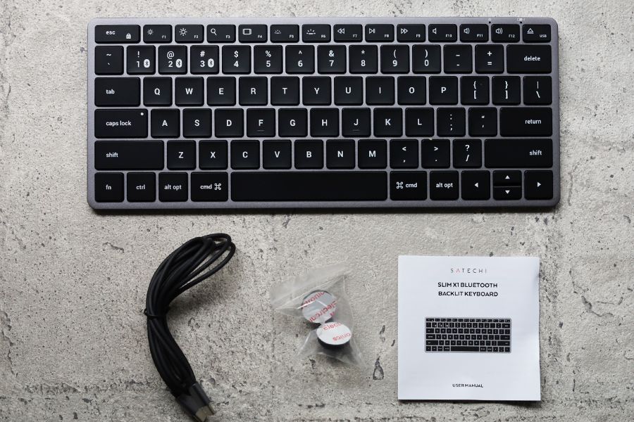 Satechi Slim X1 Bluetooth Backlit Keyboardの同梱品は4点ある