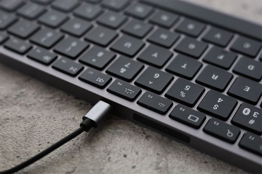 Satechi Slim X1 Bluetooth Backlit Keyboardに付属のUSB−Cケーブルを挿すだけで充電できる