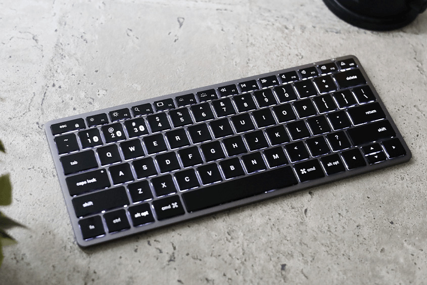 Satechi Slim X1 Bluetooth Backlit Keyboard レビュー｜求めてたスリムキーボード！スペースグレイのテンキーなし