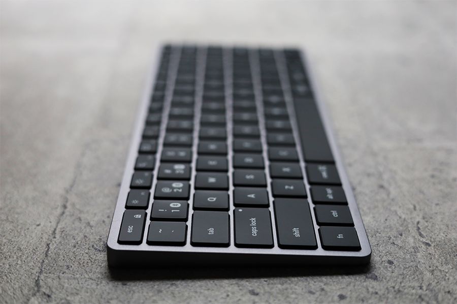 Satechi Slim X1 Bluetooth Backlit Keyboardは横からみても美しい