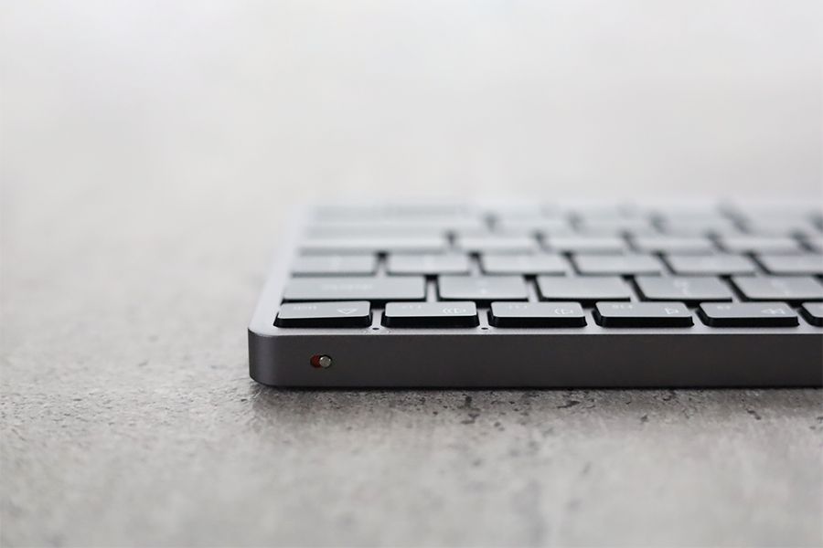 Satechi Slim X1 Bluetooth Backlit KeyboardとMagic Keyboardの電源ボタンは背面の向かって左側にある