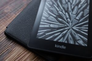 Kindle Paperwhite純正レザーケース:カバーレビュー｜ファブリック素材と比較ありサードパーティは微妙？のアイキャッチ画像