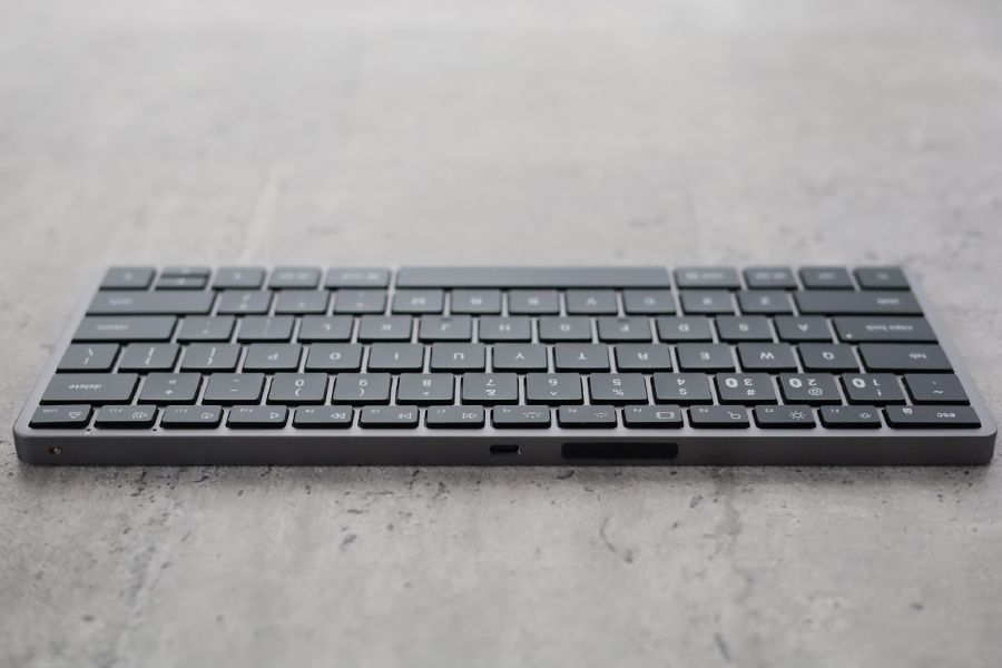 Satechi Slim X1 Bluetooth Backlit KeyboardとMagic Keyboardの後方に電源ボタンとUSB−Cポートがある