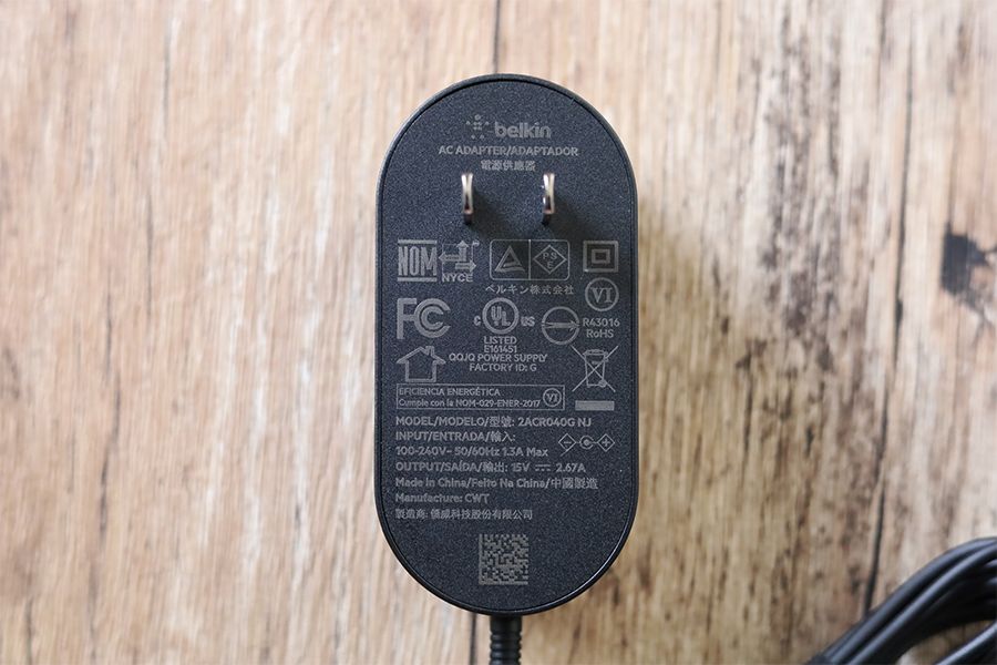 Belkin boost charge pro 2-in-1の充電器裏面