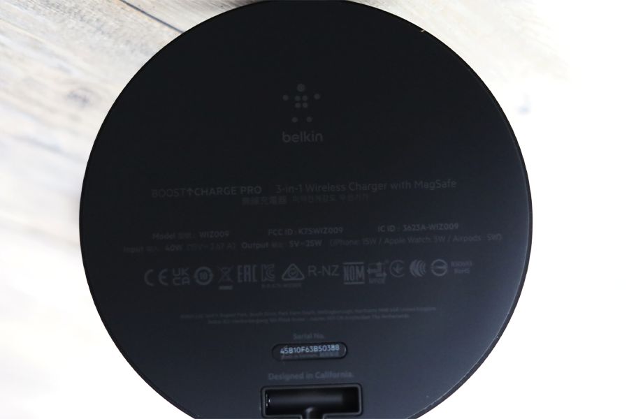 Belkin boost charge pro 3-in-1の底面