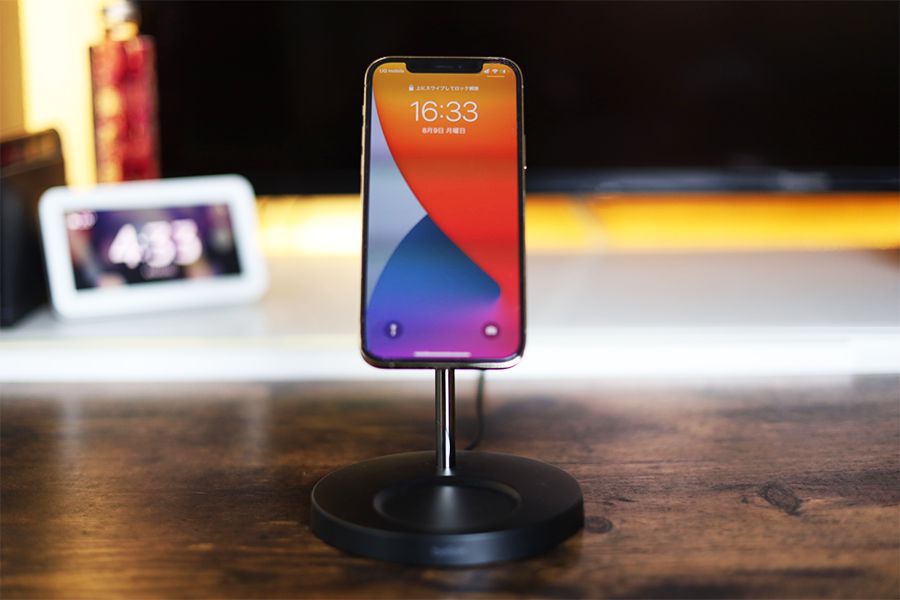 Belkin boost charge pro 2-in-1でiPhoneを充電中