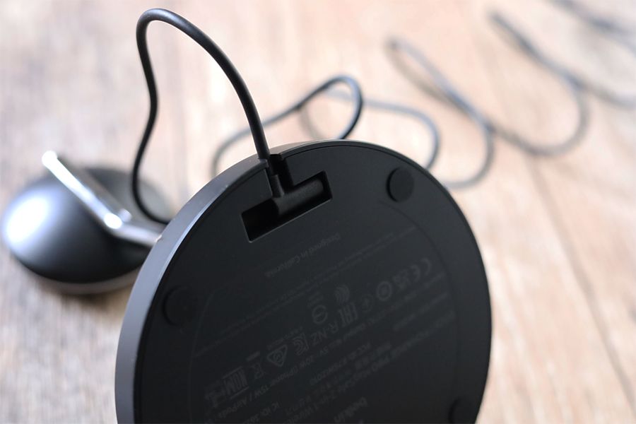 Belkin boost charge pro 2-in-1の底面