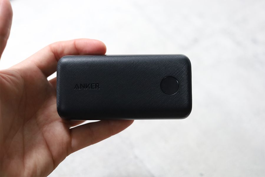 Anker PowerCore 10000Redux 25Wは手で挟める