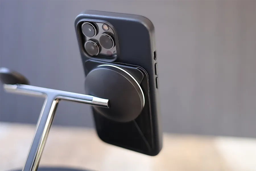 MOFT Snap-On iPhone用のMagSafeは充電器に張り付く