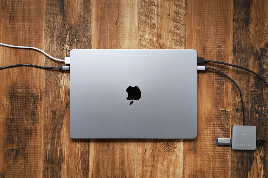 新型MacBookはSatechi 4ポート USB-C データハブやMagSafeの充電を併用できる
